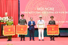 Trao cờ thi đua