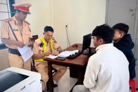 Lực lượng Cảnh sát giao thông làm việc với các thanh thiếu niên có liên quan đến vụ việc điều khiển xe mô tô chạy bằng một bánh đăng tải trên mạng xã hội TikTok. 