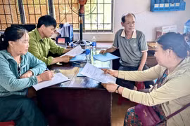 Nhiều hộ dân đồng thuận ký lại hợp đồng nhận khoán