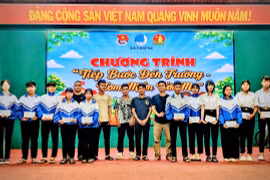Trao 100 suất quà, tiếp sức học sinh vùng khó