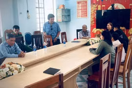 Công an xã Hra đã mời đại diện gia đình và các em có hành vi ném đá xe khách đến làm việc, yêu cầu phối hợp giáo dục, khắc phục hậu quả. Ảnh: Đ.T