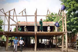Đồng bào Jrai buôn Jứ, xã Ia Tul tháo dỡ nhà sàn chuyển về khu tái định cư mới