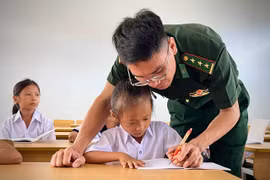 Chiến sĩ Đồn Biên phòng Ia Púch dạy học cho các em học sinh vùng biên giới