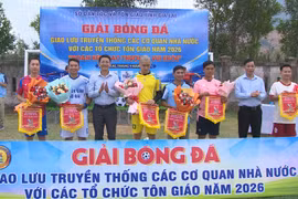 Ban tổ chức tặng hoa và cờ lưu niệm cho các đội bóng tham dự giải.