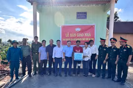 Đại diện chính quyền địa phương, các ban, ngành, đoàn thể xã Kon Chiêng tham dự Lễ bàn giao nhà