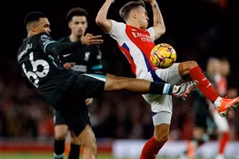 Đại chiến bất phân thắng bại, Liverpool mất ngôi đầu Ngoại hạng