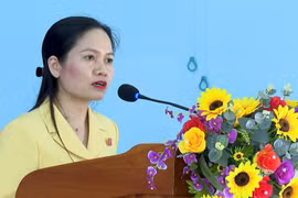 Phó Trưởng đoàn chuyên trách đoàn ĐBQH tỉnh Siu Hương trả lời kiến nghị cử tri.