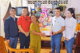 Hệ thống ô tô, xe máy Toàn Trung tặng quà cho 10 gia đình người có công