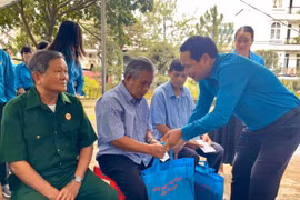 Liên đoàn Lao động tỉnh Gia Lai dâng hương tri ân và tặng quà gia đình chính sách