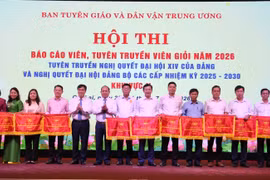 Bí thư Tỉnh ủy Gia Lai Thái Đại Ngọc (bên trái) tặng quà lưu niệm cho đại diện lãnh đạo Ban Tuyên giáo và Dân vận Trung ương. Ảnh: Trọng Lợi