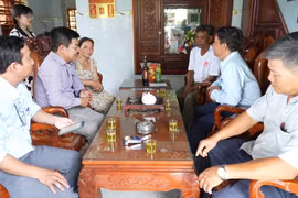 Lãnh đạo phường Hoài Nhơn Đông thăm hỏi sức khỏe 3 thuyền viên gặp nạn trên biển khi làm việc trên tàu cá QNa 90859-TS.