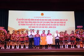 Lãnh đạo Tập đoàn Hoàng Anh Gia Lai (thứ 6 bên phải) và Chủ tịch UBND tỉnh Gia Lai Phạm Anh Tuấn (thứ 7 bên trái) trao áo đấu mới cho các cầu thủ sang lễ chuyển giao. Ảnh: T.L