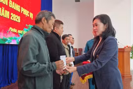 Hội đồng Nghĩa vụ quân sự phường Pleiku gặp mặt, tặng quà gia đình quân nhân đang tại ngũ