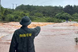 Đồn Biên phòng Ia Púch lập chốt cảnh báo nguy hiểm tại ngầm tràn bị ngập