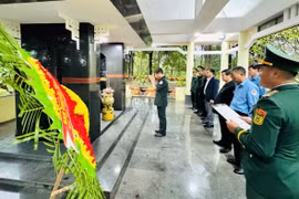 Dâng hương tưởng niệm các Anh hùng liệt sĩ trước khi lên đường làm nhiệm vụ tại Campuchia