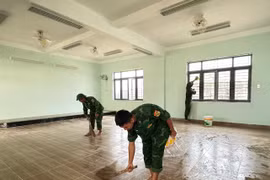 Cán bộ, chiến sĩ Đồn Biên phòng Cửa khẩu quốc tế Lệ Thanh ra quân hỗ trợ Trường Phổ thông nội trú Tiểu học và THCS Ia Dom.
