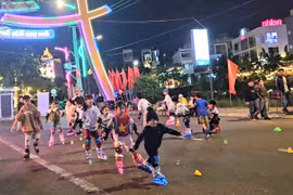 Chương trình thu hút đông đảo các em nhỏ tham gia tại Phố đêm Chợ Nhỏ. Ảnh: Ngọc Duy