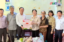 Toàn cảnh Gia Lai 24h: Chủ tịch UBND tỉnh Phạm Anh Tuấn thăm, tặng quà người có công tiêu biểu
