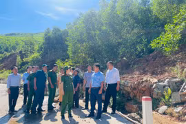 Tổ kiểm tra số 3 kiểm tra điểm có nguy cơ sạt lở tại Km11, đường liên xã An Lão-An Vinh. Ảnh: Phi Long