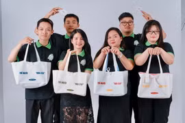Nhóm sinh viên Trường Đại học FPT Quy Nhơn hiện thực hóa ý tưởng “biến rác thải nhựa thành thời trang”. Ảnh: T.D