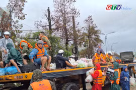 Cùng bà con vượt qua cơn lũ dữ