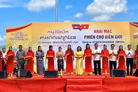 Khai mạc phiên chợ biên giới tại Khu Kinh tế cửa khẩu Quốc tế Lệ Thanh