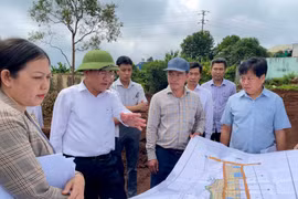 Chủ tịch UBND tỉnh Phạm Anh Tuấn kiểm tra thực tế tại hiện trường thi công dự án đường Nguyễn Văn Linh. Ảnh: Vũ Thảo
