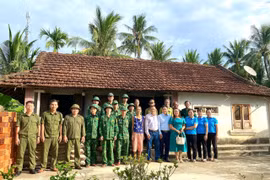 Bộ đội Biên phòng Gia Lai phối hợp khởi công xóa nhà tạm trên địa bàn phường Hoài Nhơn Đông.