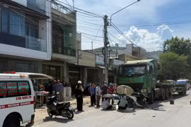 Gia Lai: Xe đầu kéo đâm xe máy khiến 1 người tử vong.