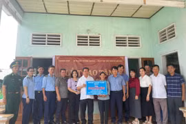 Các đơn vị trao tặng 60 triệu đồng kinh phí sửa nhà cho thân nhân liệt sĩ ở xã Đề Gi.