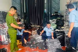 Phạt 46,5 triệu đồng đối với cơ sở bán quần áo giả mạo nhãn hiệu qua mạng tại Gia Lai.