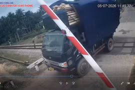 Xử lý 2 trường hợp tài xế xe tải vượt đường ngang sai quy định ở Gia Lai.
