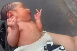 Công an xác minh vụ bé trai bị bỏ rơi tại ngã ba đường ở Quy Nhơn Nam, tỉnh Gia Lai.