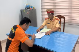 Tài xế xe tải ở Gia Lai vượt đường ngang trái quy định còn làm hỏng rào chắn.