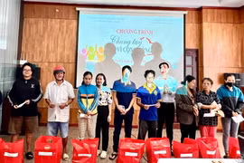 Tặng quà cho các hộ có hoàn cảnh khó khăn tại phường Pleiku