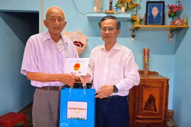 Lãnh đạo phường Pleiku thăm, chúc thọ các cụ tròn 90 và 100 tuổi