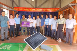 Phường Pleiku trao bò sinh kế, hỗ trợ “Thắp sáng đường quê” tại xã Đak Pơ