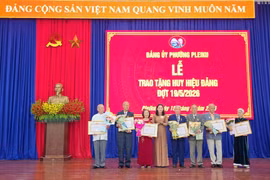 Đảng ủy các phường Pleiku và Hoài Nhơn Nam trao tặng, truy tặng Huy hiệu Đảng đợt 19-5