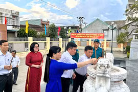 Dâng hoa, dâng hương tưởng niệm tại mộ tập thể 154 liệt sĩ Sư đoàn 3 Sao Vàng