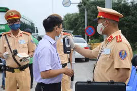 Toàn cảnh 24h: Hơn 1.400 trường hợp vi phạm nồng độ cồn bị xử lý