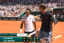 Medvedev gục ngã trước tay vợt được đặc cách ở vòng 1 Roland Garros