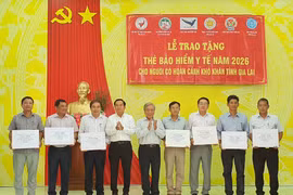 Tặng thẻ bảo hiểm y tế: Thêm “lá chắn” bảo vệ sức khỏe cho người khó khăn