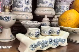 Vì sao chén nước dâng cúng luôn hiện diện trên bàn thờ gia tiên?