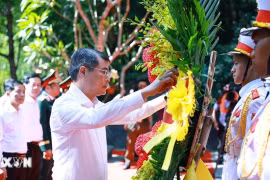 Thủ tướng Lê Minh Hưng tri ân các anh hùng liệt sỹ tại tỉnh Quảng Trị