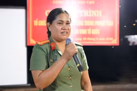 Nữ phó công an xã gần dân