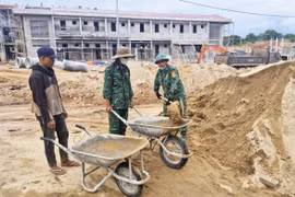 Bộ đội Biên phòng góp sức xây trường học vùng biên