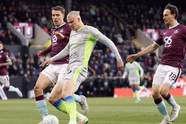 Man City lên đỉnh bảng Ngoại hạng Anh, Burnley nhận vé rớt hạng