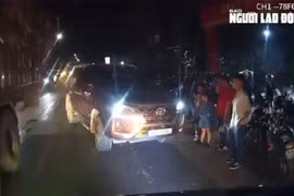 CLIP: Xe con ngang nhiên đậu ngược chiều trên Quốc lộ 29