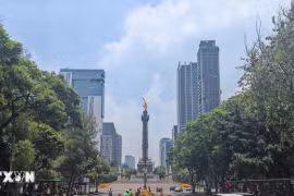 Thủ đô Mexico rực rỡ sắc vàng cam đón ngày hội bóng đá thế giới