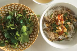 Bún hến Mai Xá: Món ngon Quảng Trị nổi tiếng vì cách trộn khác lạ